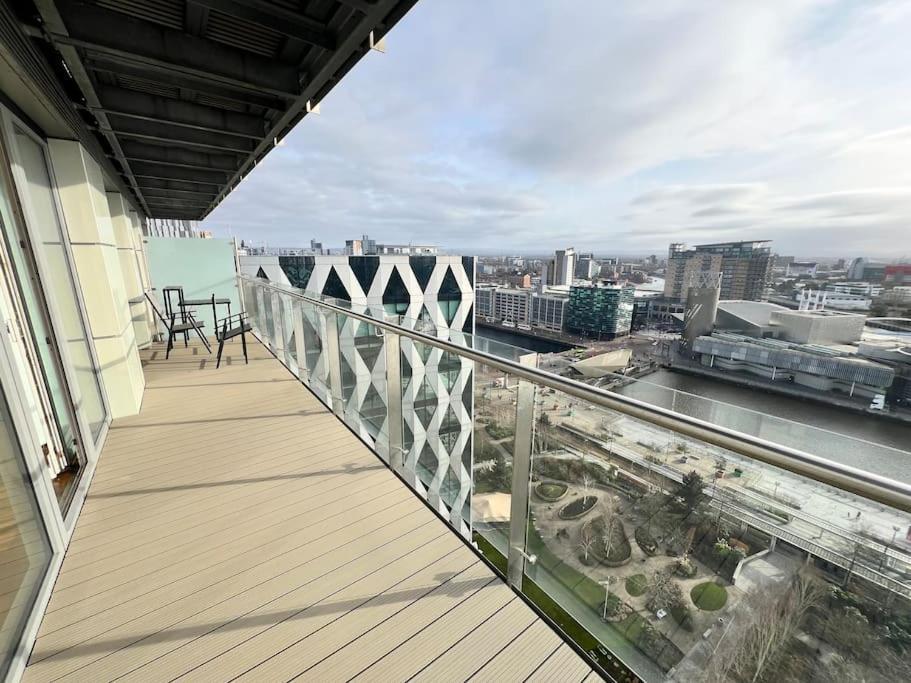 Spacious 2 Bedroom Flat Stunning Waterside View Manchester Exterior photo