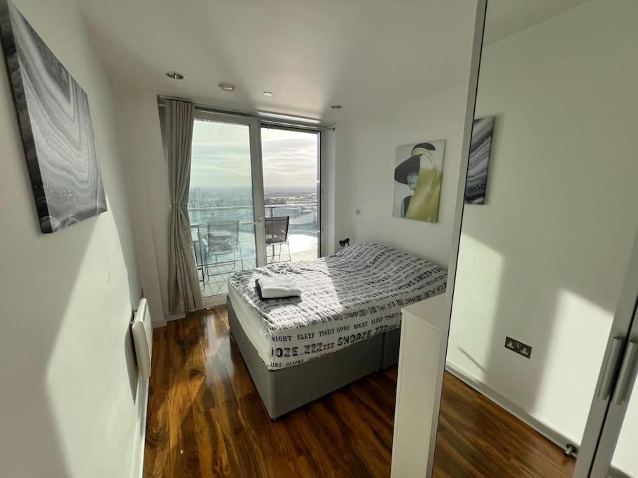 Spacious 2 Bedroom Flat Stunning Waterside View Manchester Exterior photo